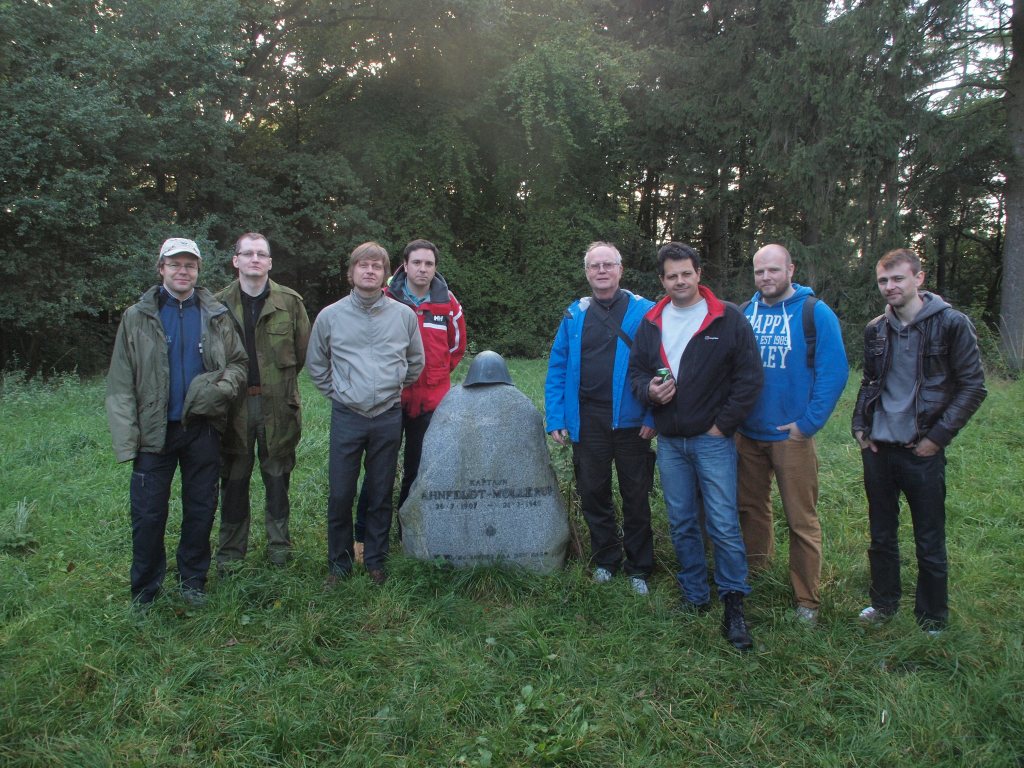 Den norske delegasjonen ved minnestøtten på Københavns eget "himmelbjerg".